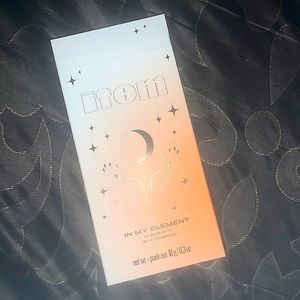 ITEM BEAUTY “ In My Element” shadow palette